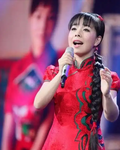 "草根"歌手王二妮:走红后放弃名利,与李飞回乡种地现状如何?