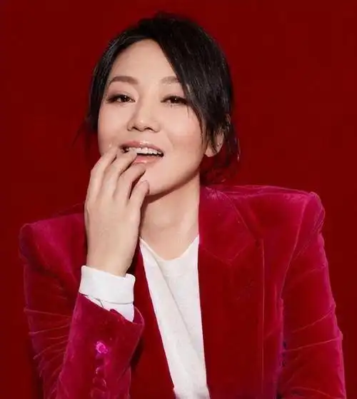 每逢提及闫妮,人们总会联想到那位曾经执掌客栈的"佟湘玉",这已是17年