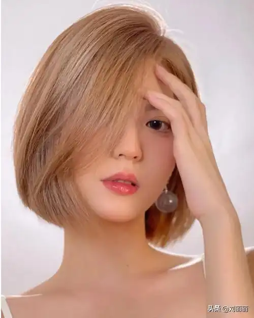40岁左右的女性,发型这样剪,时尚年轻不老气