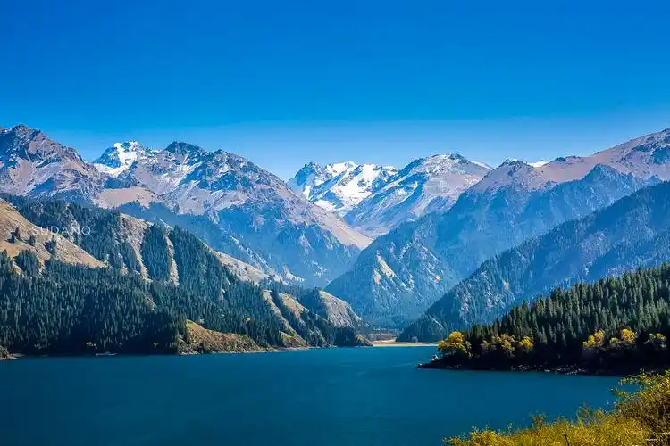 中国最美天池之一有天山明珠之盛誉相传是西王母的梳妆镜