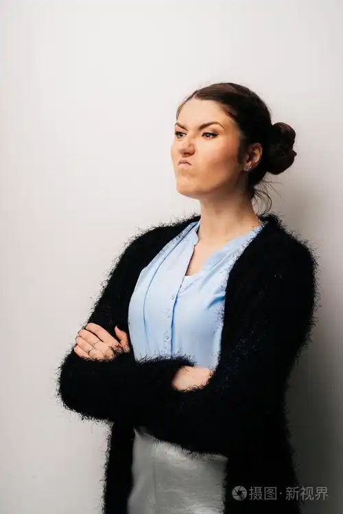 年轻愤怒的女人