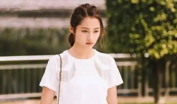 关晓彤力破分手传言!与鹿晗恋爱,这个21岁的小姑娘道行深?