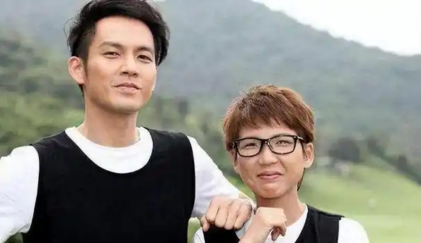 钟汉良近照,网友:又黑又瘦老十岁!不过,他媳妇的长相,还行!