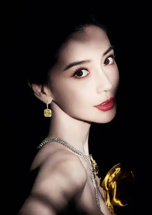 baby杨颖穿金色抹胸长裙好美,犹如盛开黄玫瑰光彩照人_活动_珠宝_漂亮