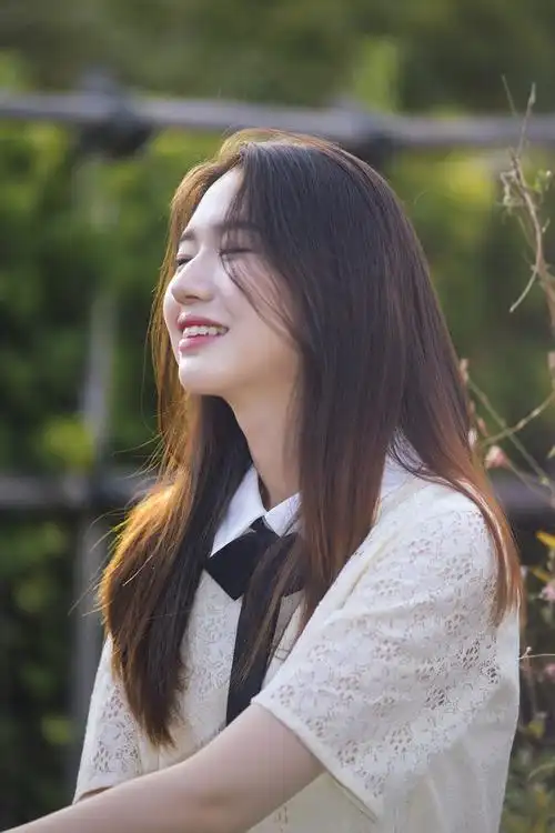 户外美景阳光下的一个长发飘逸清秀女孩