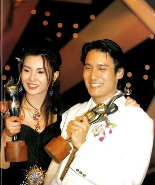 张曼玉看到梁家辉江嘉年手挽手买菜羡慕地说好男人都在陪老婆