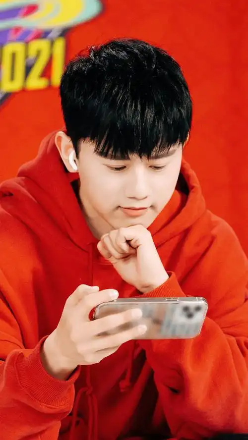 张杰大神已就位直播#大神请就位中好呆萌啊,这姿势是非常淡定了吧,橘