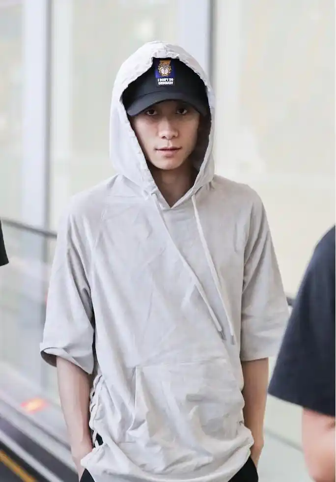 张一山穿着炫酷现身机场,遭粉丝围堵拍照,惊出双下巴