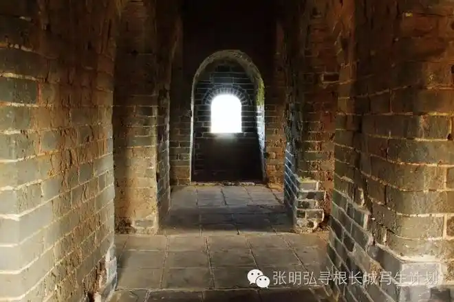 台掩映在绿意中的小河口长城造型优美的残破墩台烽火台内部·尽管坍塌