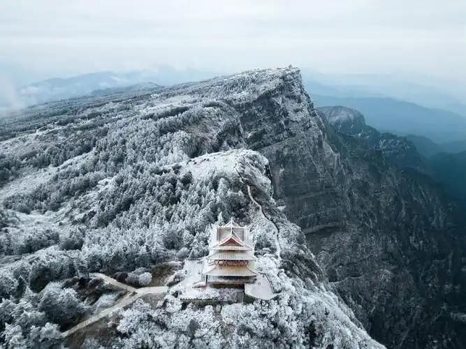 登上金顶山才知道峨眉山的最高峰是万佛顶(3099m),距离金顶直线距离1.
