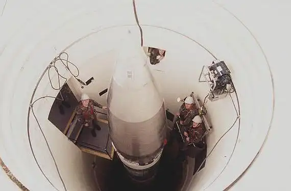 资料图:美国民兵Ⅲ型战略导弹装入发射井