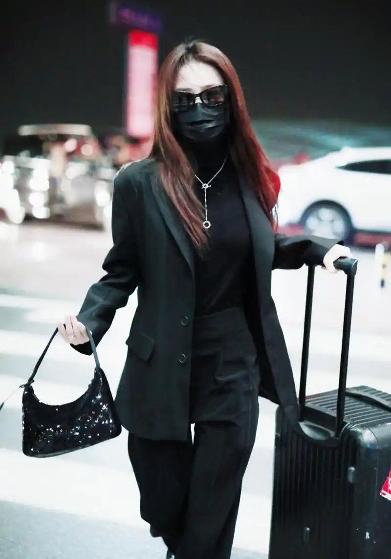 徐璐机场街拍 黑色毛呢大衣 灰色卫衣 格纹衬衫 皮裤 棒球帽酷飒叠穿