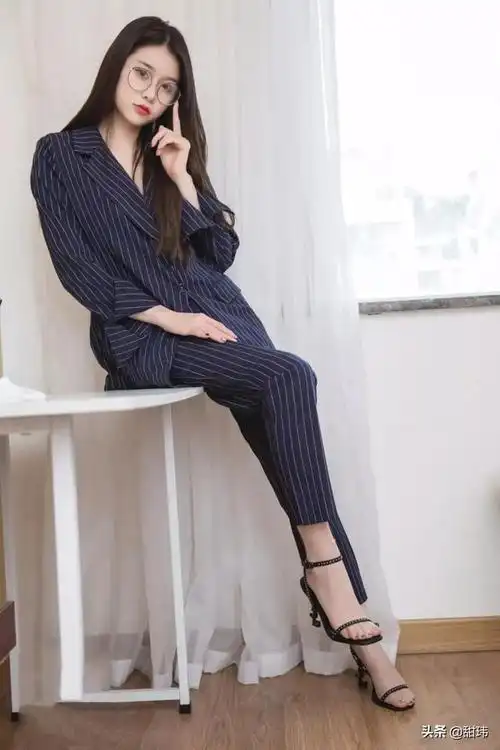 从心理学的角度,穿上高跟鞋,女性的气场会变得更加强大,更加充满自信.