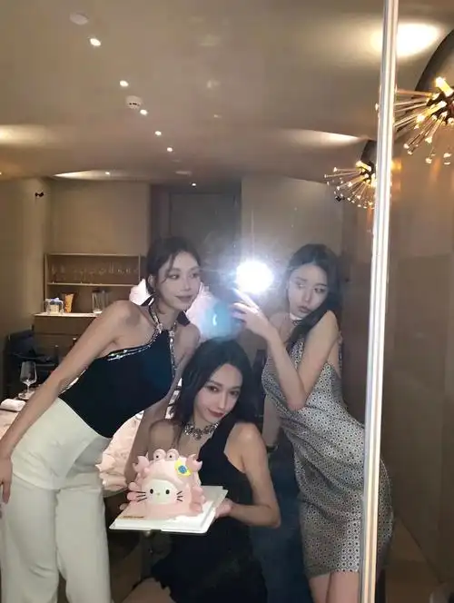 程潇和网红合照,有一种霍思燕闺蜜团的感觉