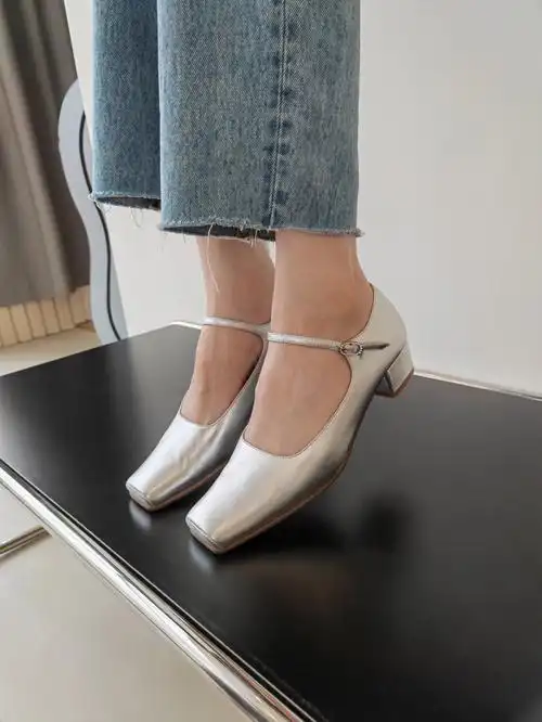 我真的很会买鞋子今年很火的银色单鞋