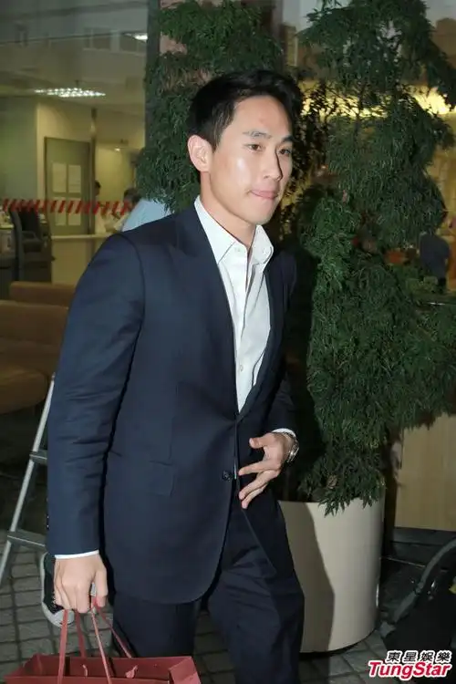 组图:霍启刚好友庄家彬送礼 贺"晶刚"当父母_高清图集_新浪网