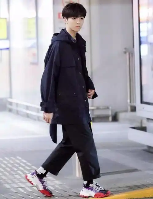 明星上脚丨周杰伦上脚supreme新联名,吴亦凡带货低帮版aj1倒钩!