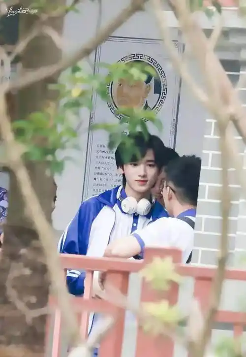 宋亚轩刘耀文重回校园,录制节目全程高甜,这就是"竹马"情吧_cp_样子
