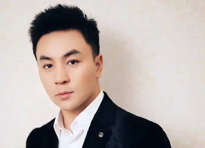 曾是释小龙的"青梅竹马",事业正火时选择嫁给黑人,相