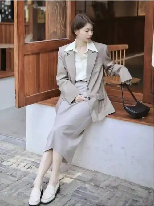 暗格纹西装 内搭米色衬衫 灰色高腰半身裙 白色皮鞋小西装和裙子搭配