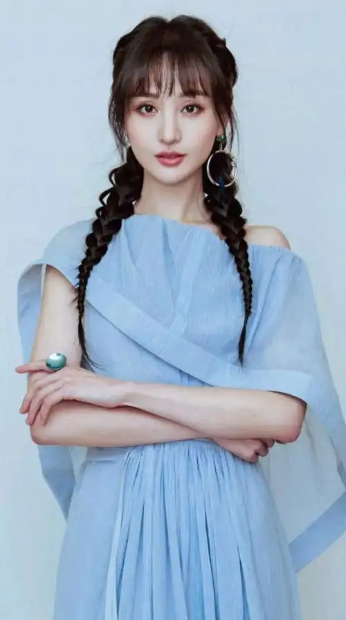 郑爽出席活动以一袭蓝色纱裙亮相,仙气十足,越来越会穿了!