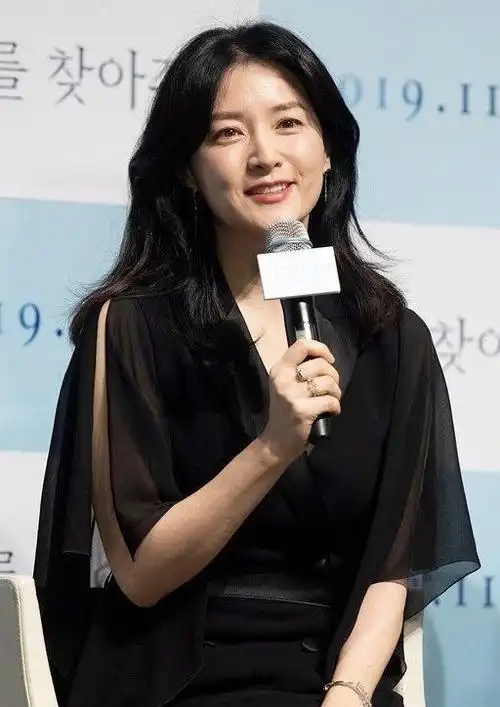 李英爱现身皮肤白到发光48岁状态超好气质很优雅