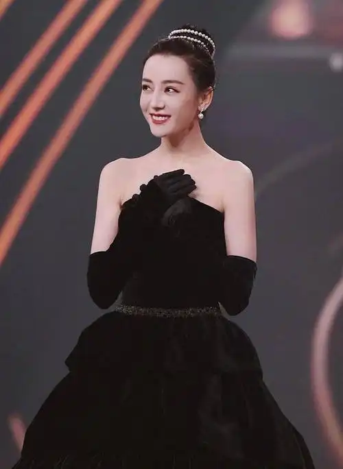 迪丽热巴美得好惊艳!鎏金吊带裙头戴黑色皇冠,那瞬间美到失语