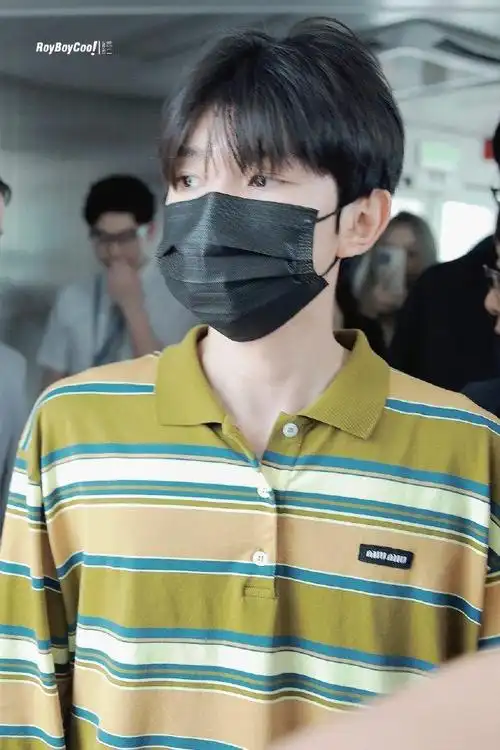 王源机场慵懒造型惹人爱