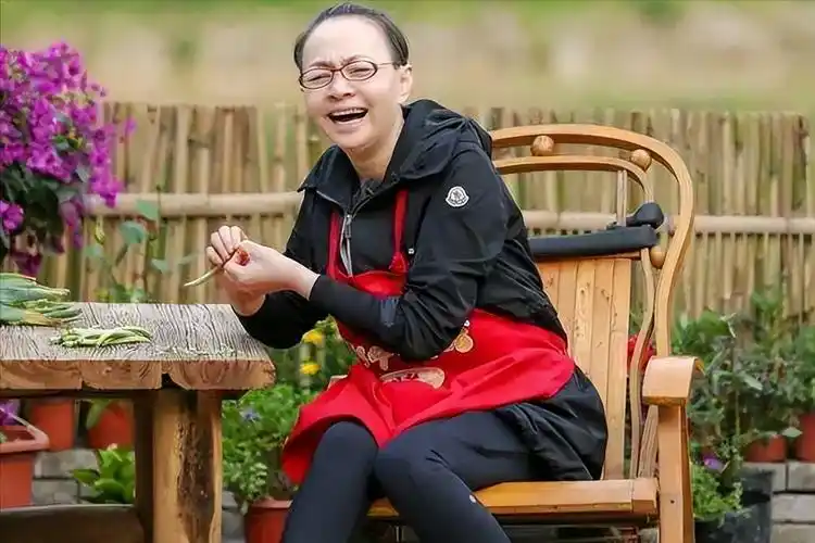 回顾62岁宋丹丹近照头发稀疏唇色苍白与当初的白云不一样了