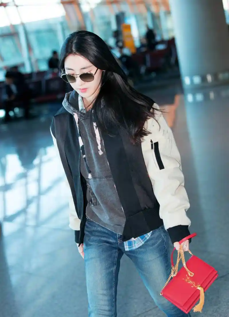 张碧晨帅气现身机场,一双大长腿非常的抢镜