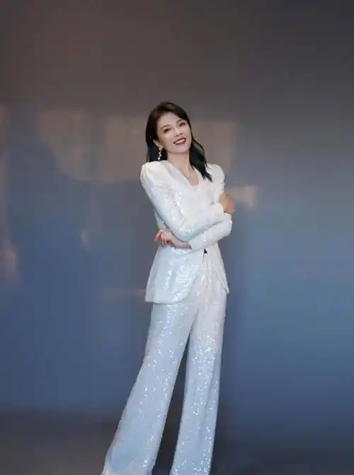 刘涛终于有了新身份,穿亮片西装化身"霸总",修饰身材好显高_时尚_时候