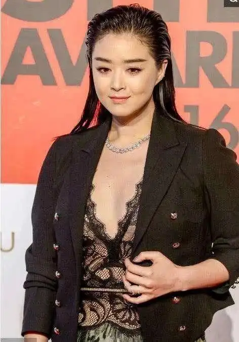 蒋欣穿低胸捞金真空上阵开叉到肚脐眼网友丑绝人寰