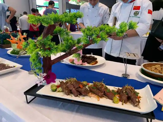 厨师们不仅在菜名上脑洞大开,在食材选取和造型上也独具创新