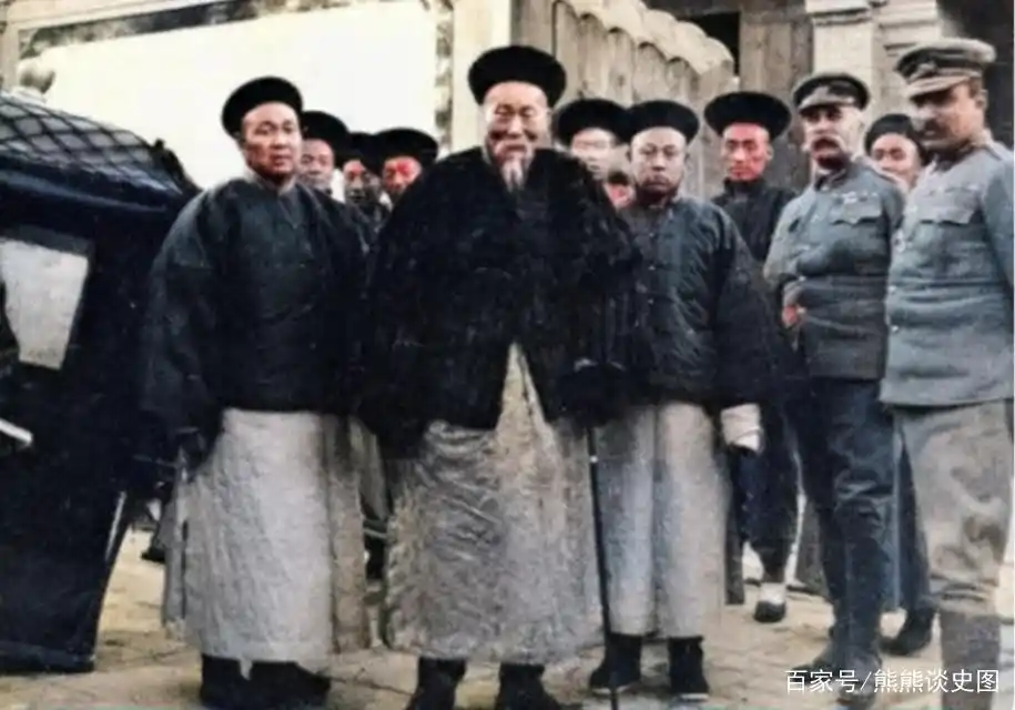 百年前李鸿章何模样?身高1.8米穿黄马褂访美,满面愁容抽旱烟