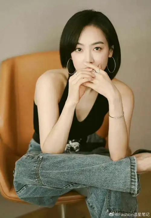 宋茜#7015活动新物料,短发造型搭配牛仔长裤,辣妹造型的宋茜美到