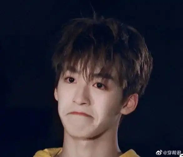 何洛洛哭成emoji#98洛洛哭起来莫名戳中笑点,神似表情包7115