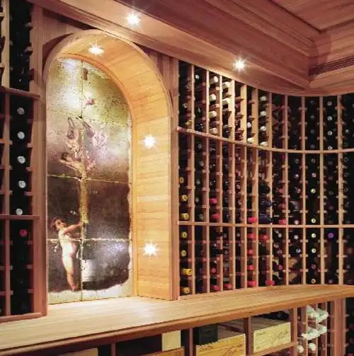 介绍灯光在私人酒窖中的作用