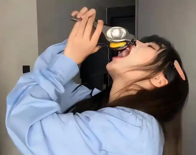 网红柠檬挑战引发争议,擦边行为遭质疑,正能量温馨上线!