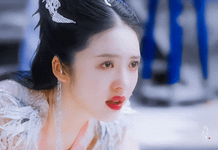 在《云巅之上》《玲珑》中担任配角,突出的是"主角光环",蔡文静能有的