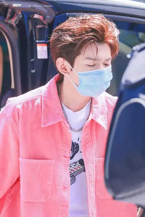 王源跟粉色好配##王源粉色外套饭拍##星姐微博