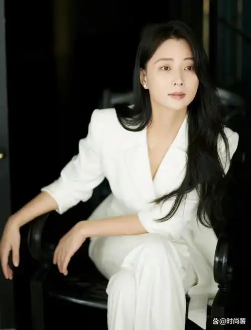 去年,已经42岁的殷桃凭借饰演电视剧《人世间》中郑娟这个角色,荣获