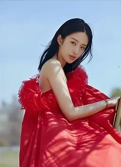 杨采钰因《芳华》而一夜成名,还赢得了国际电影节最佳女主角的大奖,真