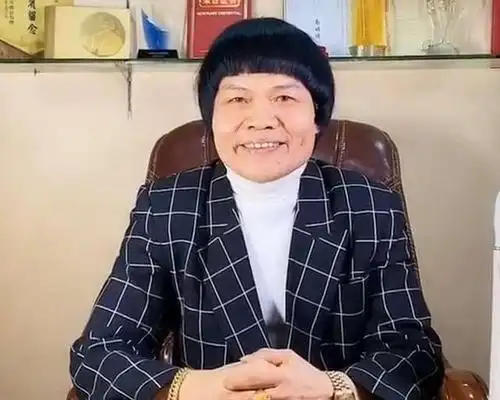 黄金配角叶竞生罕露面,不改标配锅盖头,身穿名牌皮带被调侃炫富