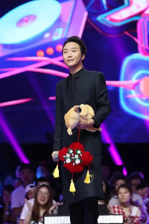 组图:李玉刚体恤歌迷反串梦 表演戏剧版《狮子王》_高清图集_新浪网