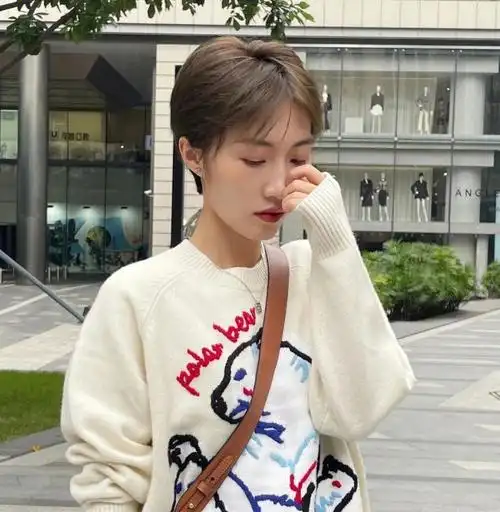 女生短发发型头发少 细软 头发帖的女生看过来头发太长就会贴是很多