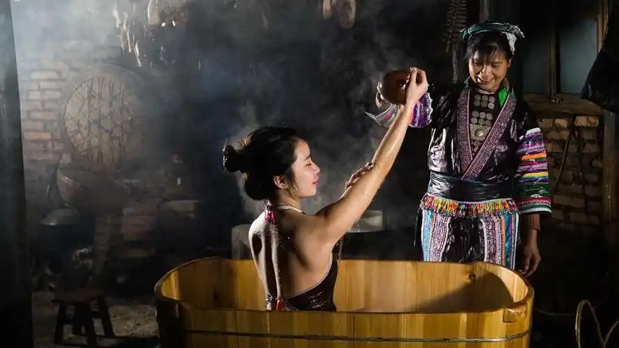 贵州瑶族神秘药浴 妇女产后三天可下地劳作