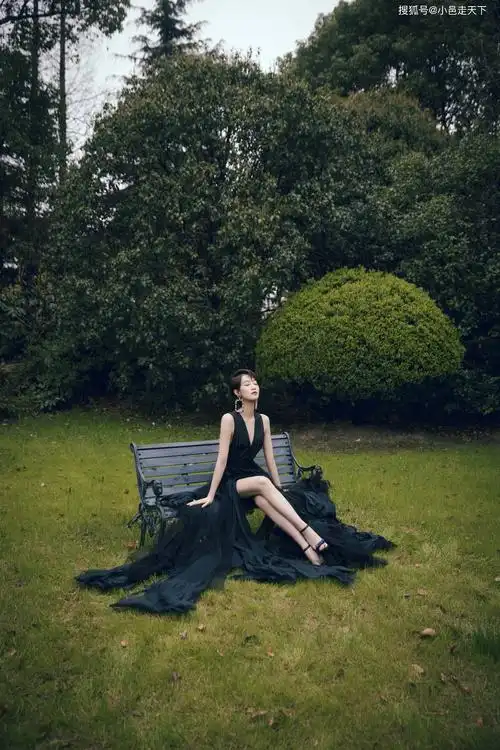 蓝盈莹花园草地性感大长腿写真合集