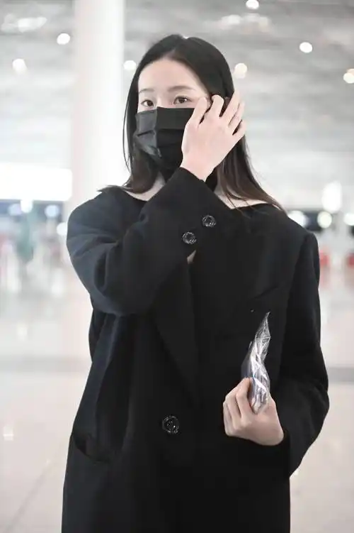 张艺凡穿黑色西装大衣走机场长发飘飘超凡脱俗