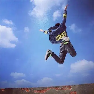 青春洋溢的男生背影微信头像