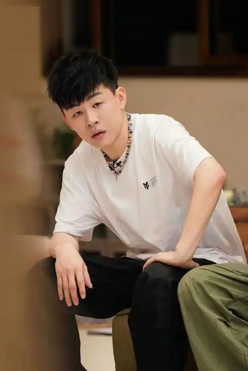 胡彦斌拍关智斌拍伯远#今天在微博音乐盛典后台@胡彦斌@關智斌@苍远